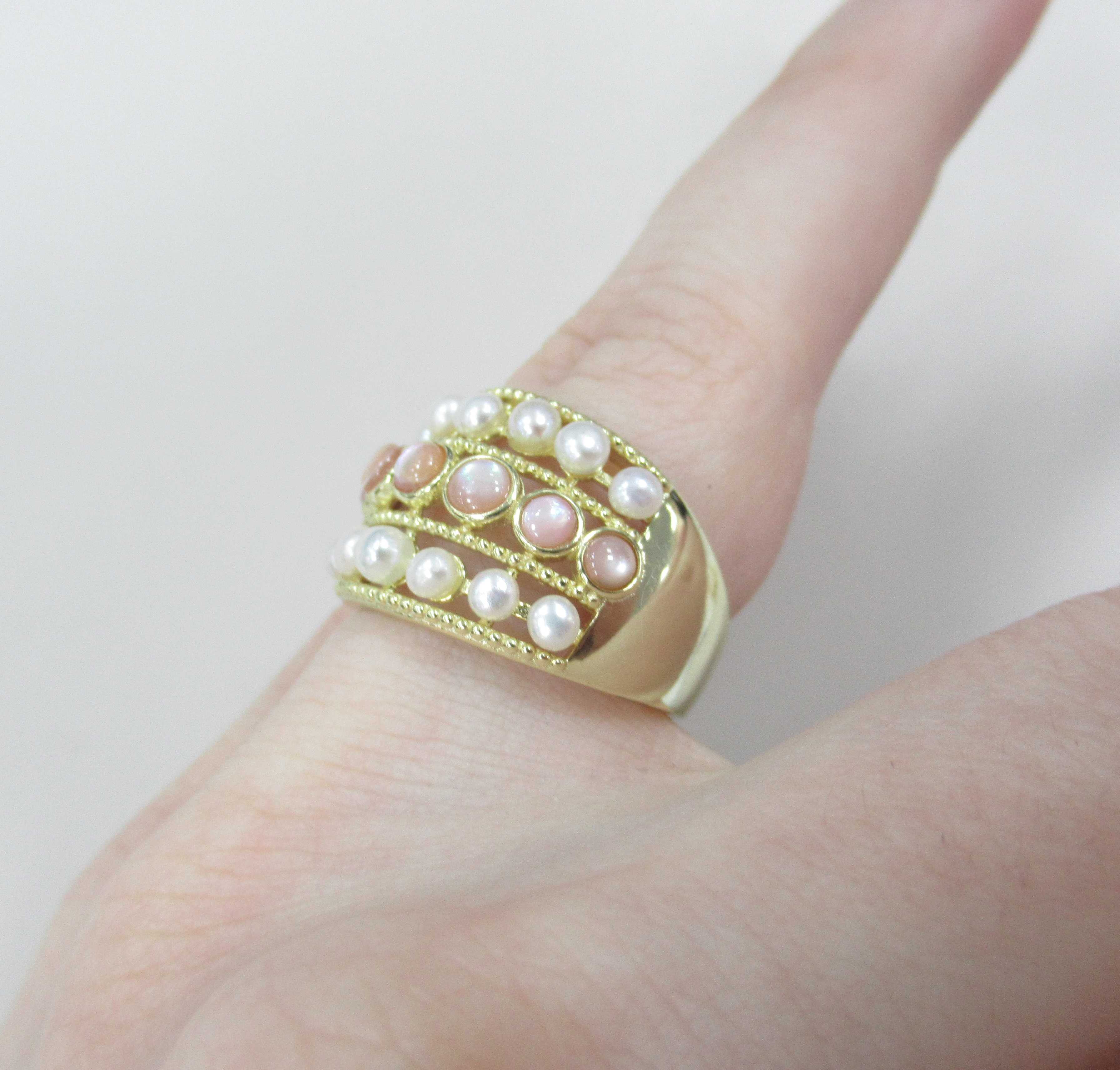 Серебряное кольцо с перламутром и жемчугом.